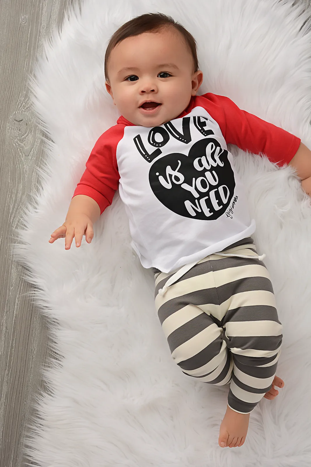 Black sleeved raglan - love is all you need in CORAL
