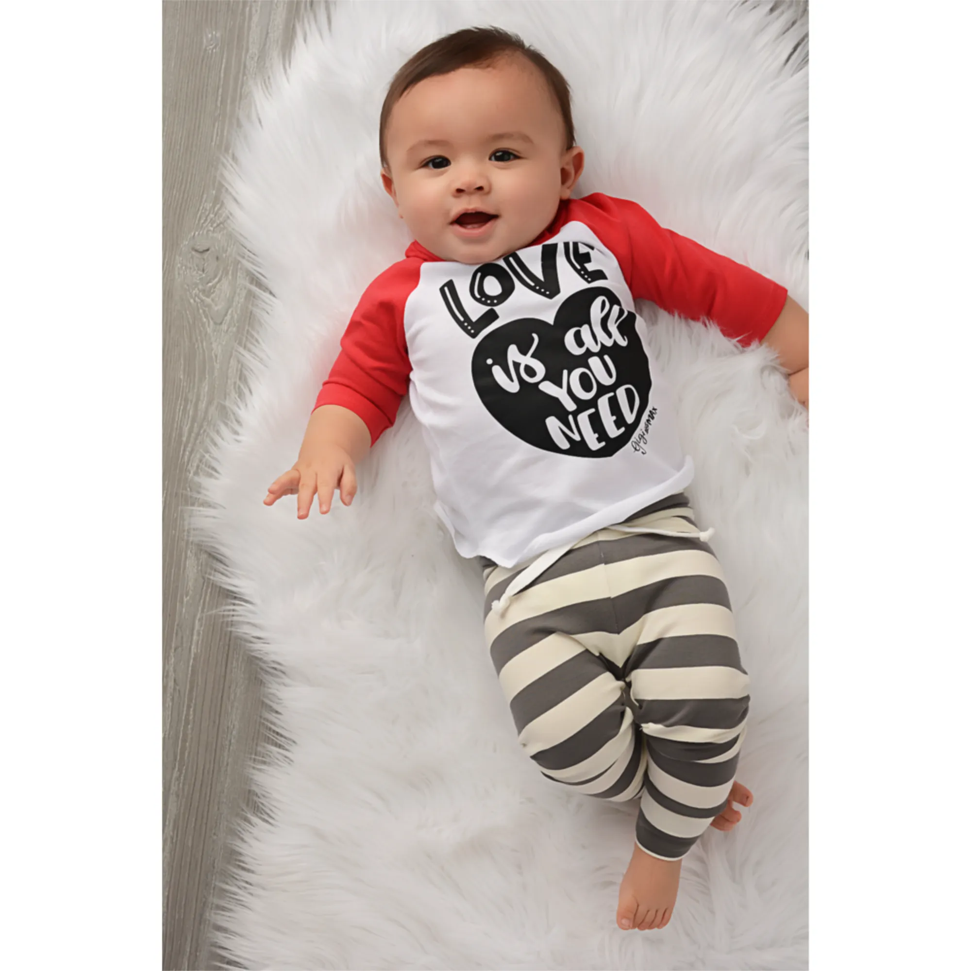 Black sleeved raglan - love is all you need in CORAL